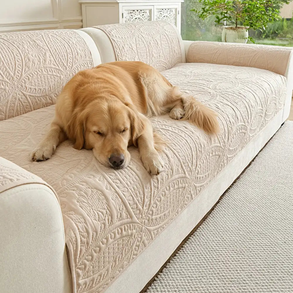 Dieser Polyester-Couchbezug ist rutschfest, wasserabweisend & waschbar – ideal für Familien mit Tieren.