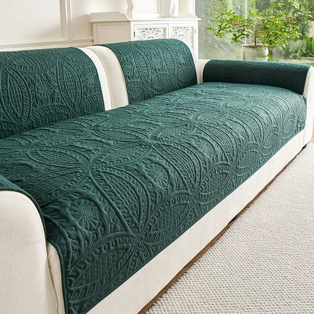 Waschbarer Sofabezug aus strapazierfähigem Polyester, hält Tierhaare fern & ist wasserabweisend.