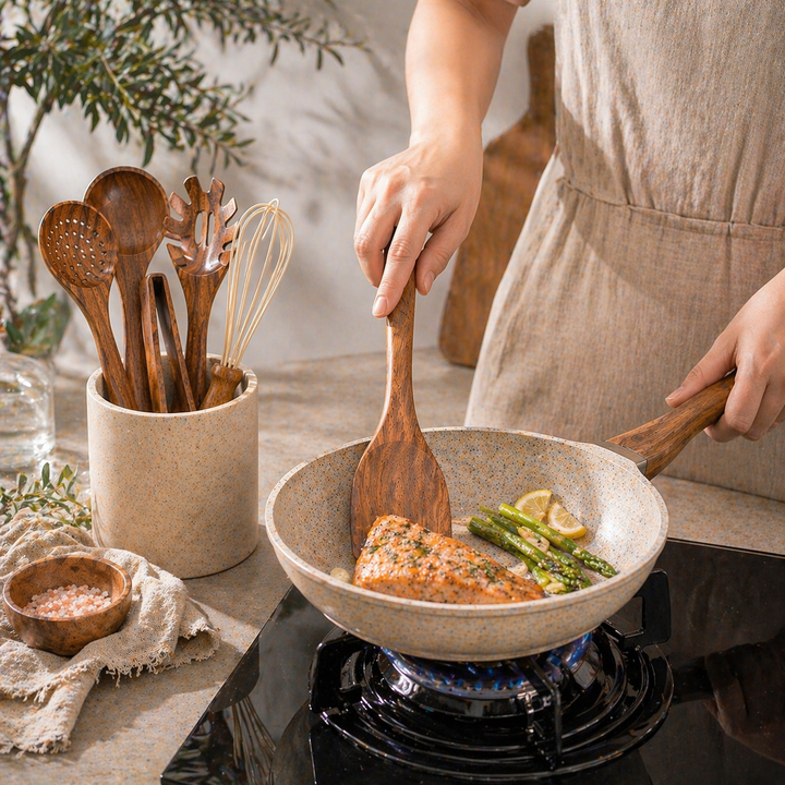 Eleganter Teakholz-Schöpflöffel, perfekt für Suppen und Saucen, aus dem kratzfreien Kochhelfer-Set.