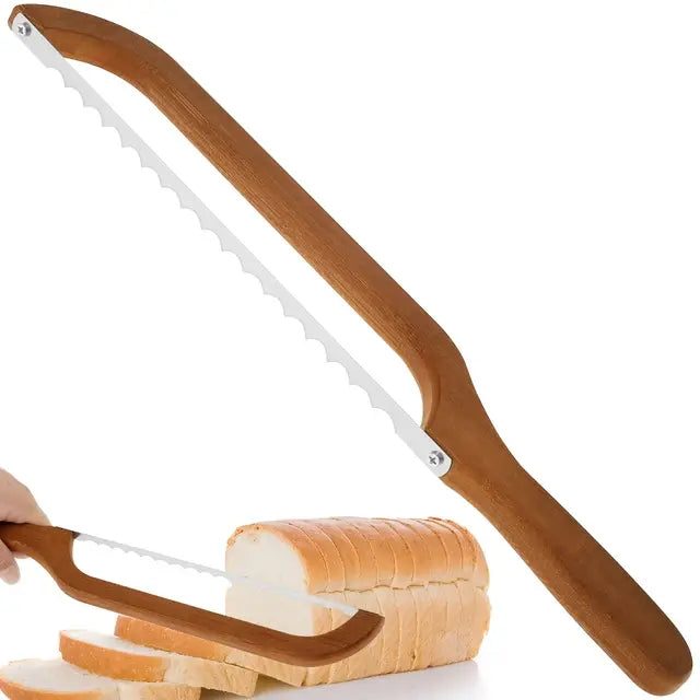 Gezacktes Brotmesser mit extra scharfer Klinge für saubere, krümelfreie Schnitte durch knuspriges und weiches Brot.