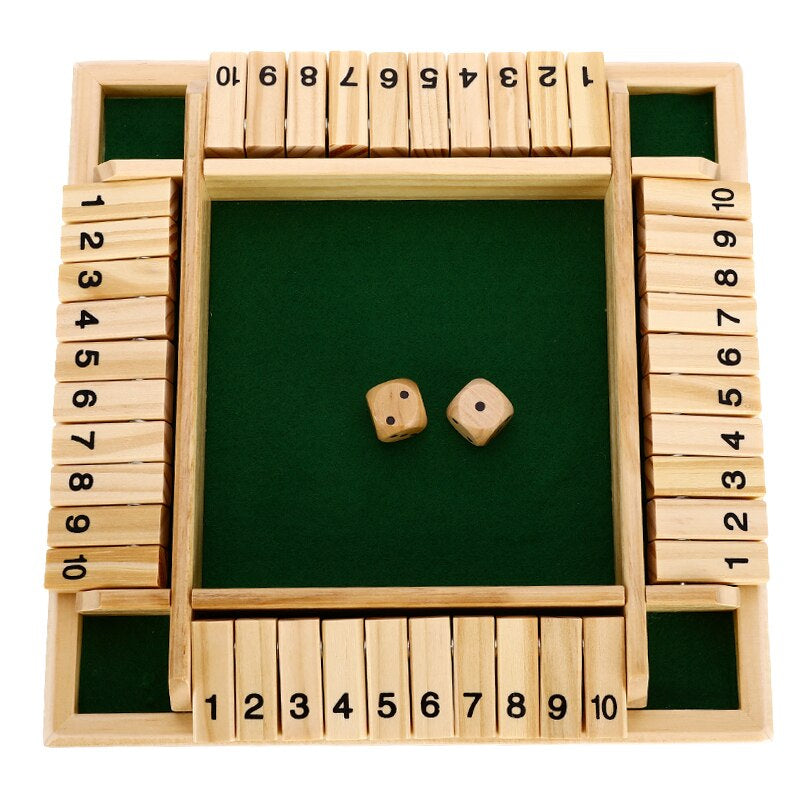 Glückliche Familie spielt ein umweltfreundliches Holzbrettspiel; fördert Strategie und Kommunikation.