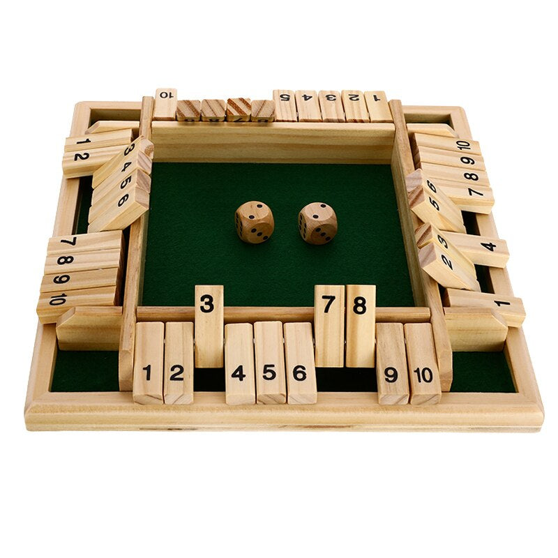 Nahaufnahme eines edlen Holzspielbretts mit farbigen Spielfiguren, Zeichen für Qualität und Langlebigkeit.