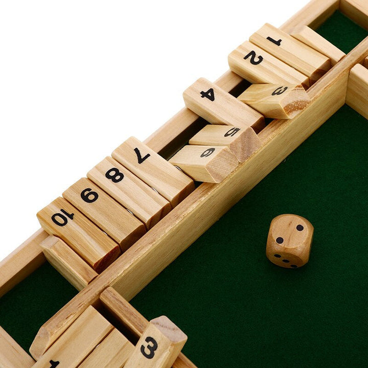 Detailansicht des Holzspielbretts und der Spielfiguren, bereit für ein spannendes Gesellschaftsspiel.
