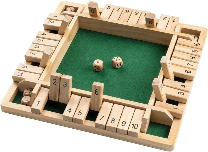 Zwei Kinder konzentriert beim Spielen eines strategischen Holz-Brettspiels, lernen und haben Spaß zusammen.