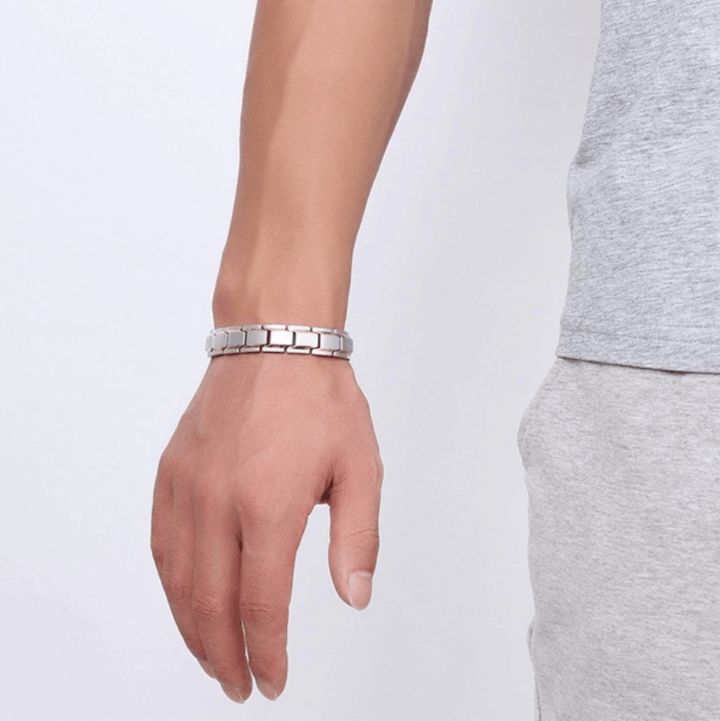 Modernes Unisex Magnetarmband aus gebürstetem Edelstahl, fördert Energie & Gesundheit, elegantes Design.