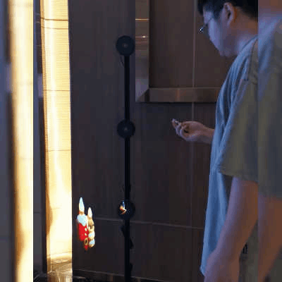 Vielseitiger HoloVision 3D Projektor als Werbedisplay oder für atemberaubende Event-Deko mit Hologrammen.