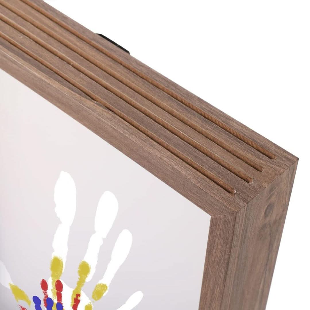 Eleganter Baby Erinnerungsrahmen aus Holz als Kinderzimmerdeko. Mit Hand- & Fußabdruck ein süßes Andenken fürs Baby.