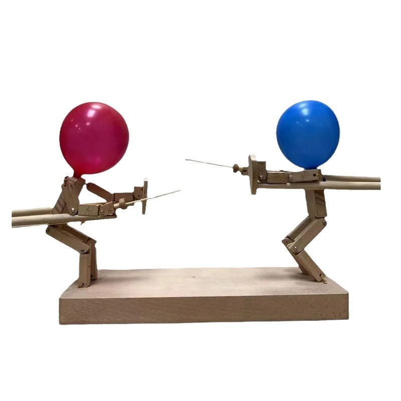 Set mit Holzschwertern für Ballon Schwertkampf. Familienspiel fördert Geschicklichkeit, ideal für Kinder & Erwachsene.