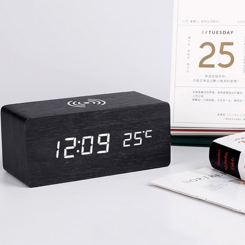 Holz LED Wecker mit kabellosem Laden, digitaler Zeitanzeige, Datum & Temperatur. Ideal für Schlafzimmer & Büro.