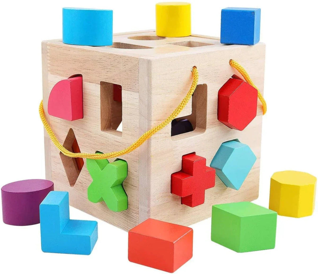 Kind spielt mit Montessori Holzwürfel, sortiert bunte Formen, lernt Farben & Feinmotorik.