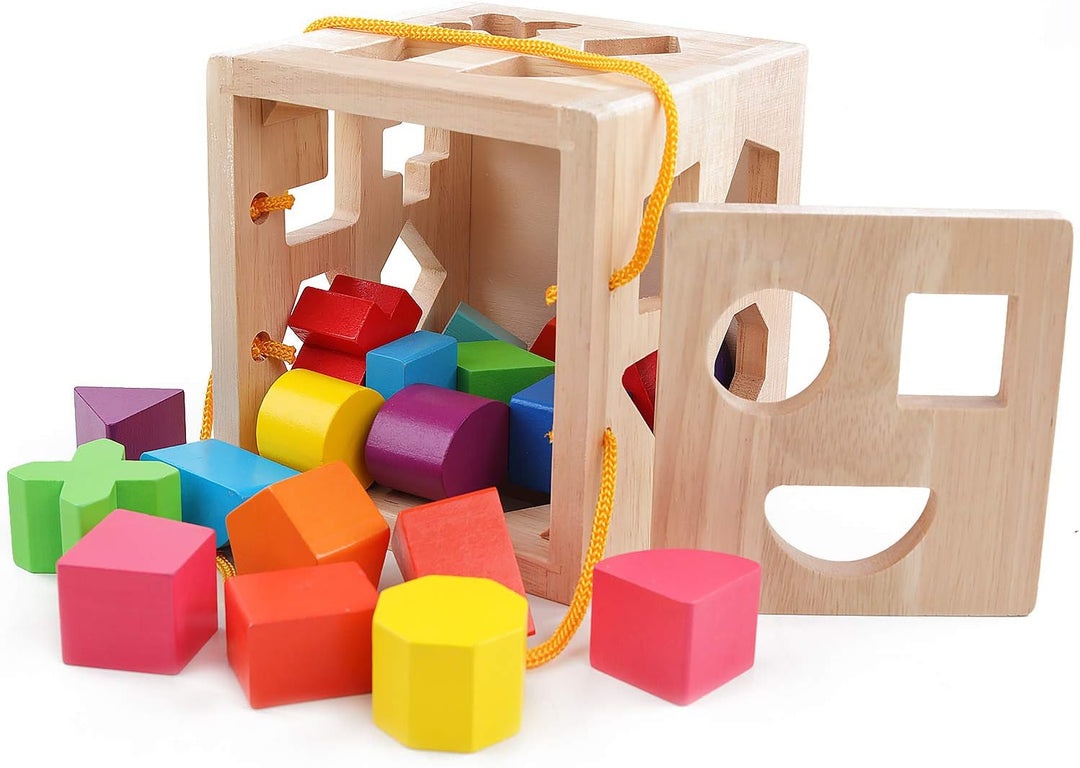 Nahaufnahme: Bunte Holzformen des Montessori Lernwürfels, Dreieck, Kreis, Quadrat für Kleinkinder.