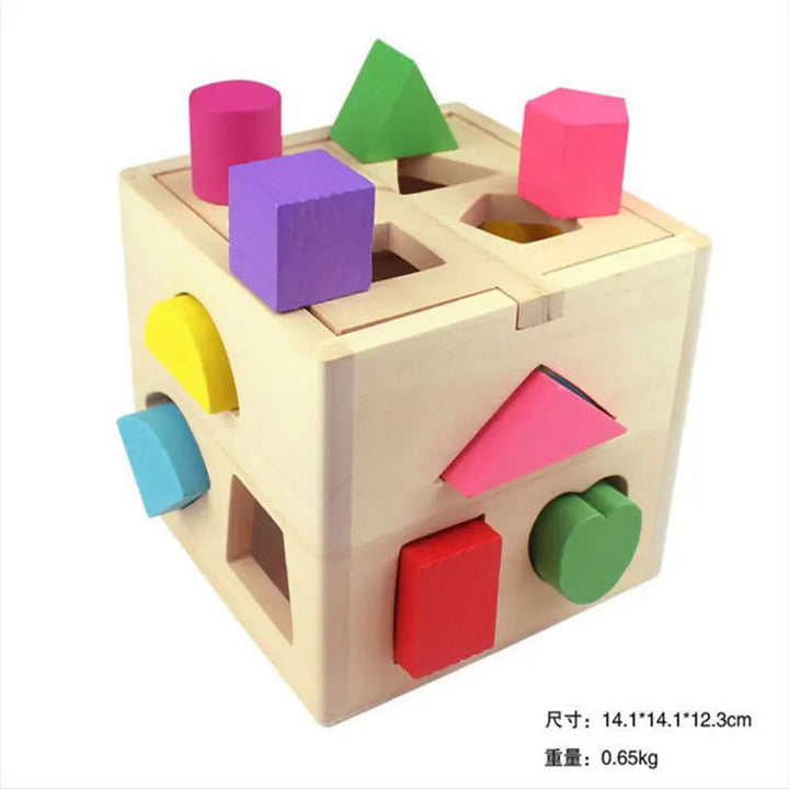 Kleinkind entdeckt Formen & Farben mit pädagogischem Holzspielzeug, dem Montessori Lernwürfel.