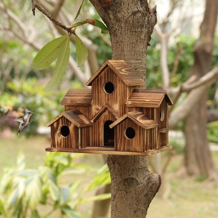 Nistkasten aus Holz für Wildvögel mit natürlicher Optik. Perfekt für Gartengestaltung und Vogelschutz.