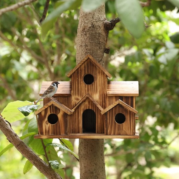 Hölzernes Vogelhäuschen "Nestora" als Brutkasten für Wildvögel. Ideal zur Montage an Bäumen im Garten.
