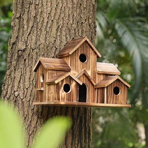 Nistkasten aus massivem Holz für Gartenvögel. Ein robustes Vogelhaus als Brutstätte und Rückzugsort.