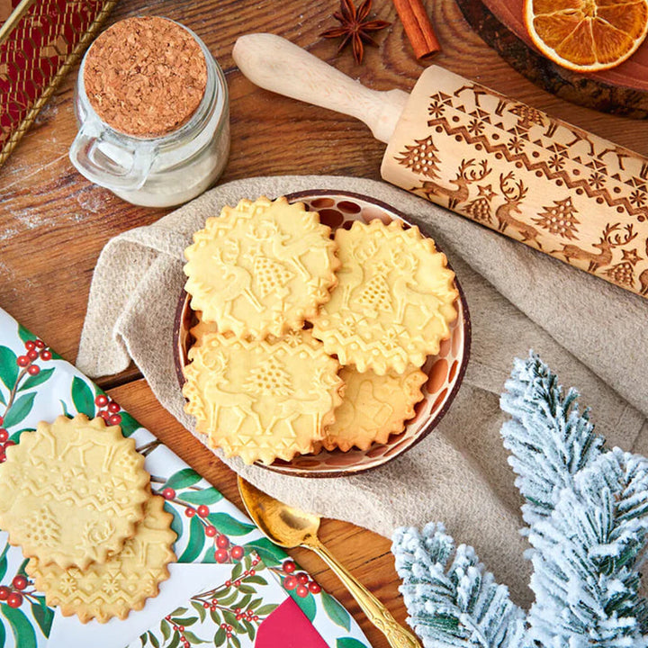 Holz-Prägerolle für festliche Weihnachtskekse. Perfektes Backzubehör zum kreativen Gestalten von Weihnachtsgebäck.