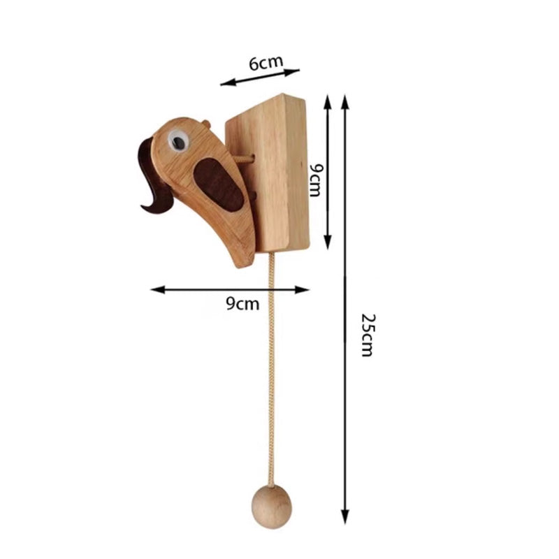 Dekorativer Holz-Specht als Türklopfer, ein fröhliches Willkommensschild und charmantes Wohnaccessoire für den Eingang.
