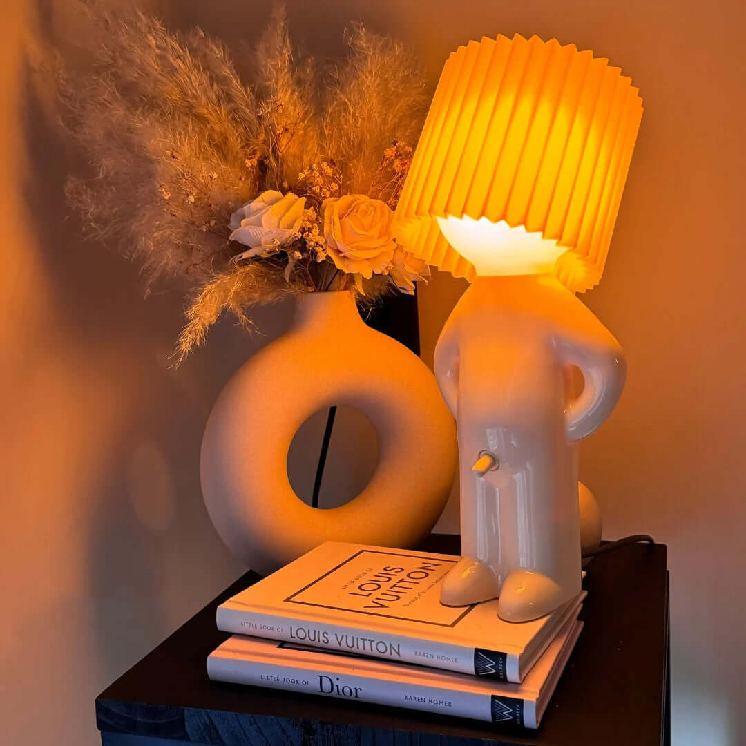 Humorvolle Lampe "LampenLars", freche Nachttischlampe für Schlafzimmer, Wohnzimmer, Büro. Einzigartiges Design.
