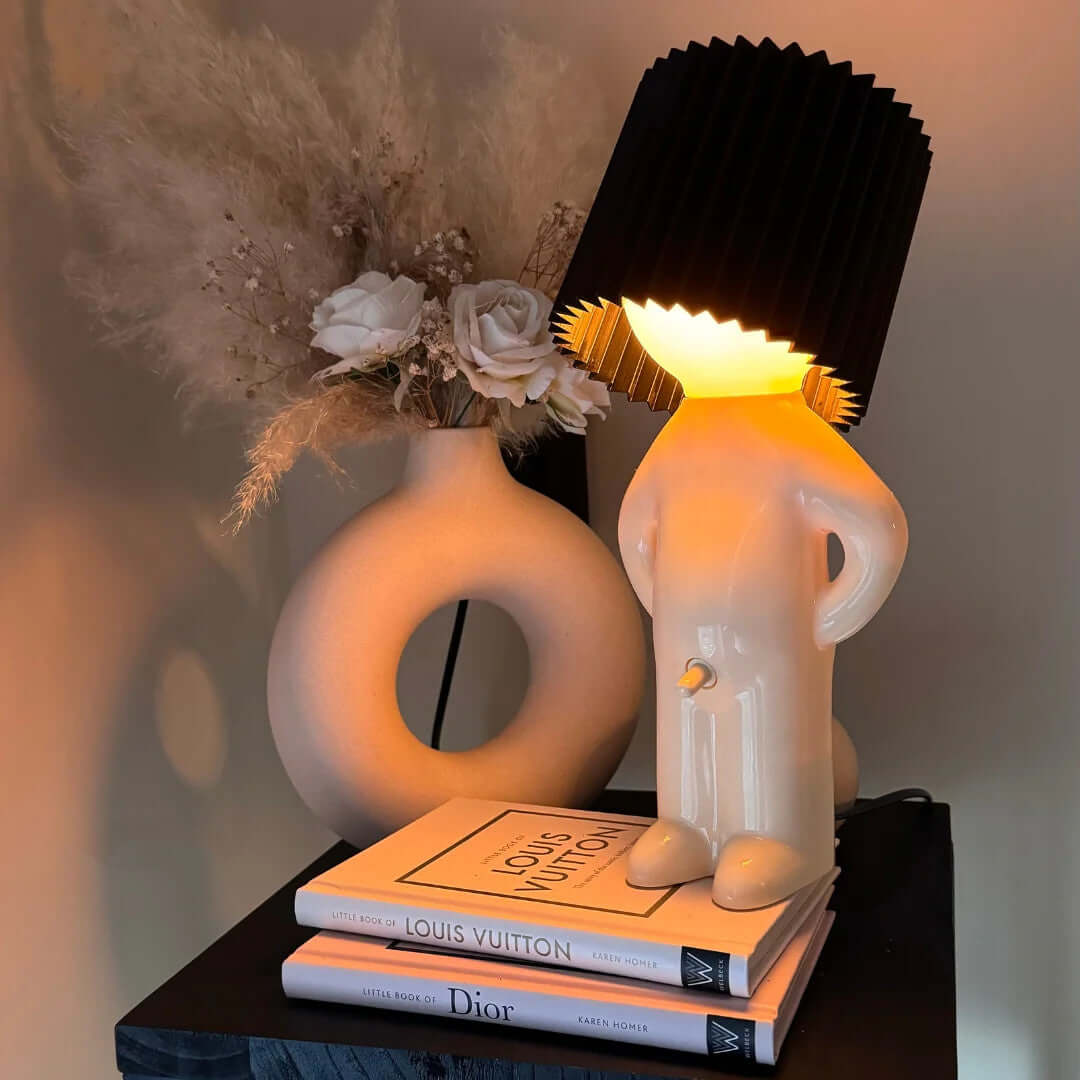 Freche Nachttischlampe "LampenLars", humorvolles Geschenk für modernes Wohnen. Originelle Deko.