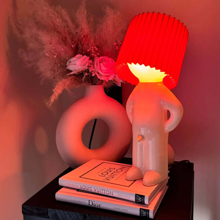Lustige Tischlampe "LampenLars", ein Gesprächsstarter und Wohnaccessoire für jede Einrichtung.