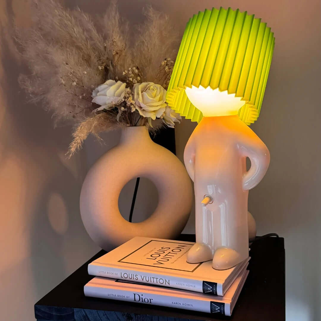 Schreibtischlampe "LampenLars", humorvolle Bürodeko und einzigartige Beleuchtung für den Arbeitsplatz.