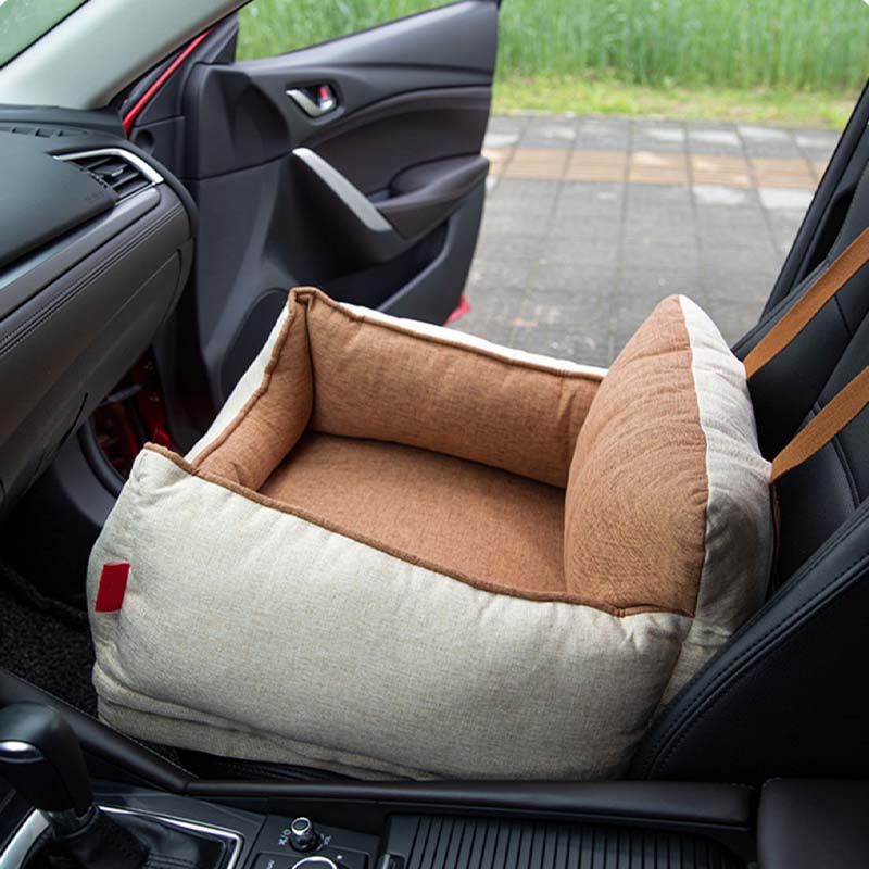 Abnehmbares & waschbares Hunde Autositzbett in Hellkaffee für saubere Autofahrten.