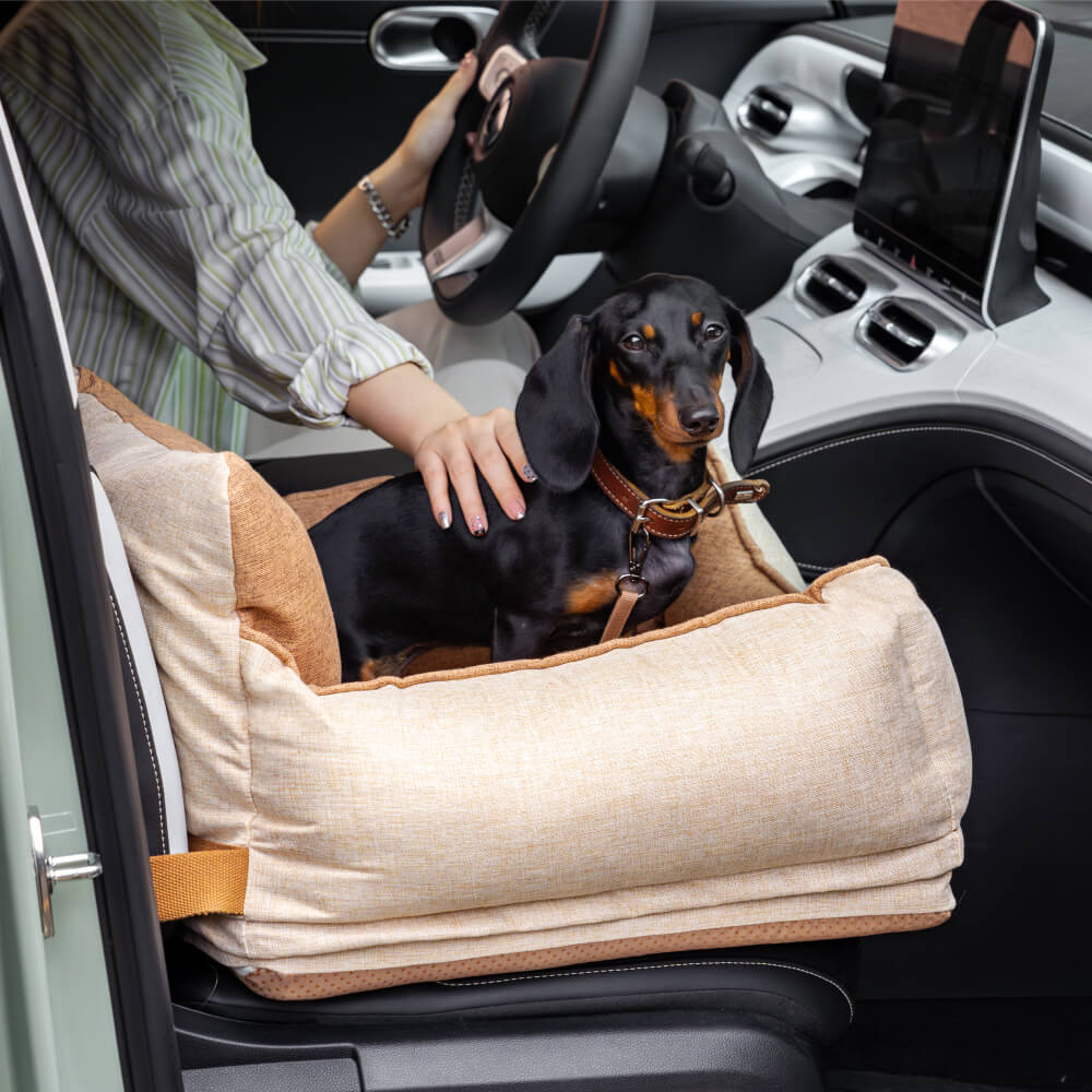 Gemütliches Hundeautositzbett, hellkaffee, mit extra Komfort für lange Autofahrten.