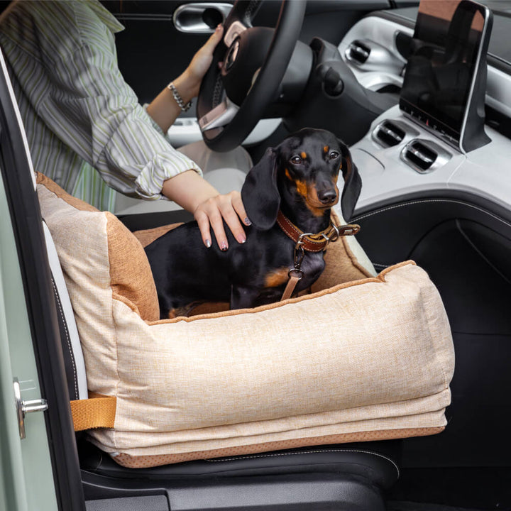 Gemütliches Hundeautositzbett, hellkaffee, mit extra Komfort für lange Autofahrten.