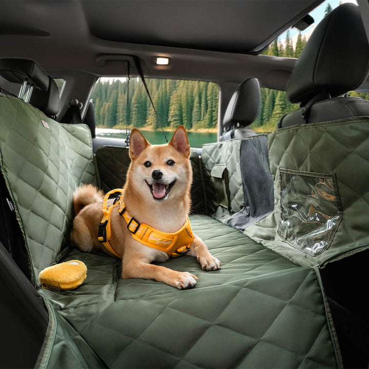Faltbarer Hunde Autositz mit Schutzfunktion für den Rücksitz. Ideal für Reisen mit Haustieren.