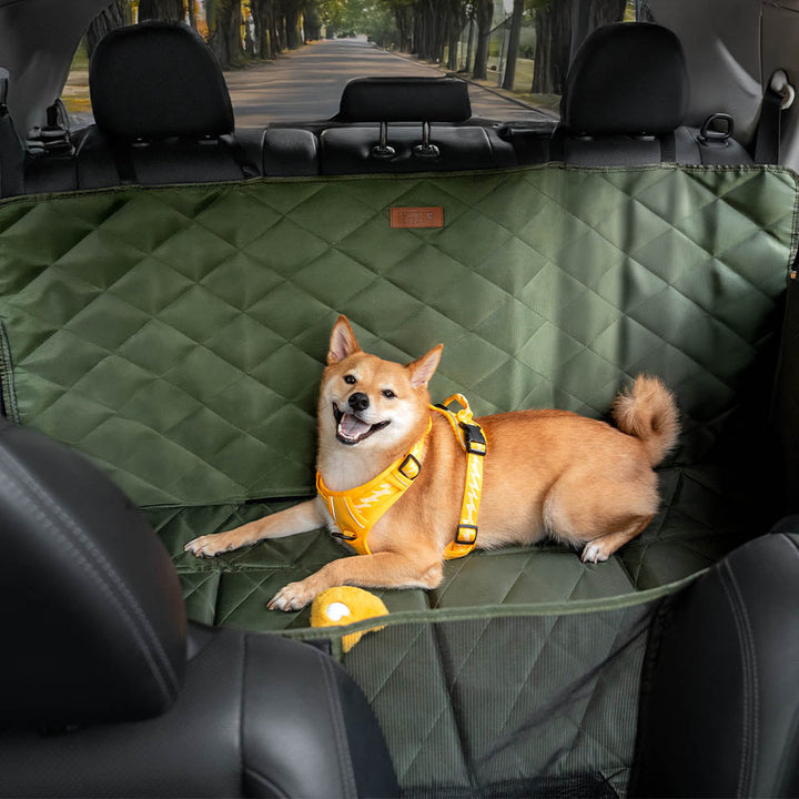 Sicherer Hunde Autositz für den Rücksitz. Bietet Komfort & Schutz auf langen Reisen. Wasserdicht.