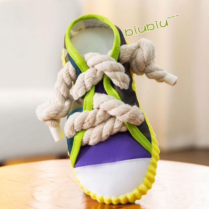 Attraktives Hunde-Beißspielzeug im Schuh-Design. Langlebiges Spielzeug für mittelgroße Hunde und Kauer.