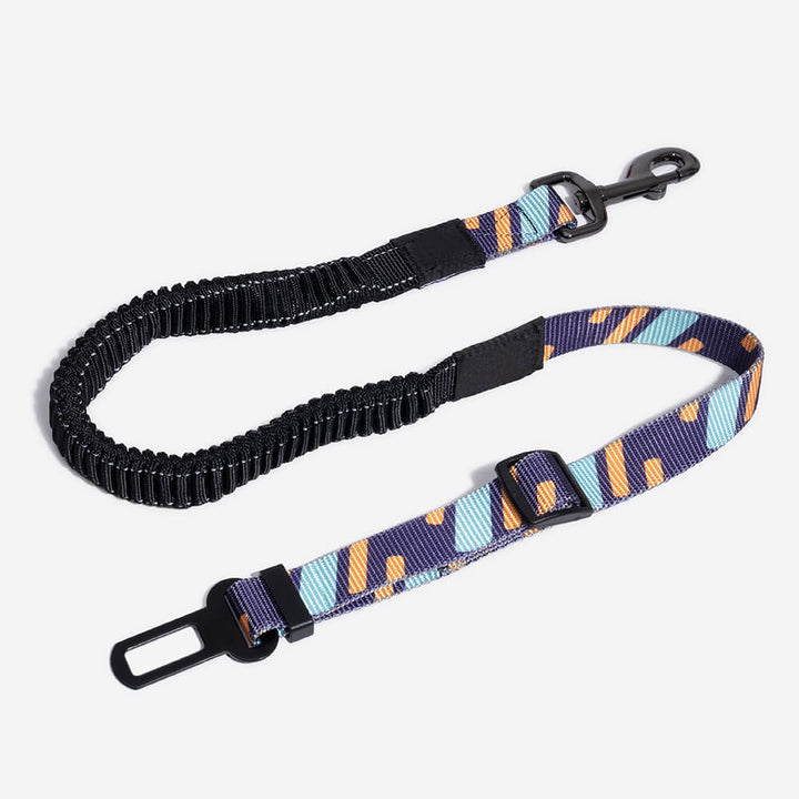 Verstellbarer Hundegurt fürs Auto mit Puffer, bequemes Zubehör für sichere Haustier-Reisen.