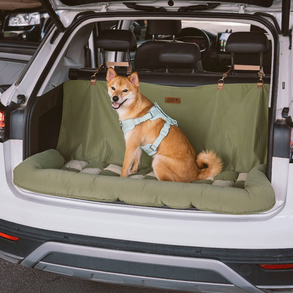 Sicherer Hunde-Reisesitz mit Schachbrettmuster für entspannte Autofahrten auf der Rückbank.