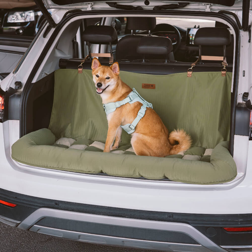 Sicherer Hunde-Reisesitz mit Schachbrettmuster für entspannte Autofahrten auf der Rückbank.