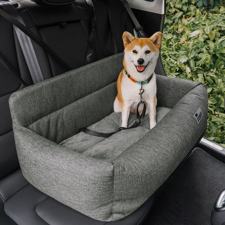 Praktischer Hunde Autositz mit Befestigung, bietet Sicherheit & Komfort auf Reisen.