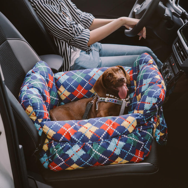 Hochwertiges Hundeautositzbett Denim Patchwork, bietet optimalen Komfort und Sicherheit im Auto.