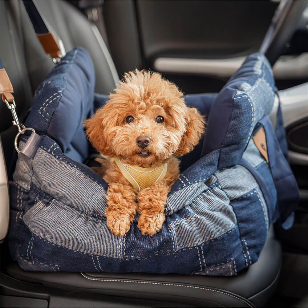 Stylischer Hundeautositz Denim Patchwork, bietet Reisesicherheit und Komfort für kleine Hunde.