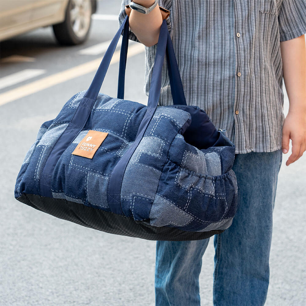 Komfortables Hundebett für das Auto, Denim Patchwork, sorgt für Entspannung auf Reisen.