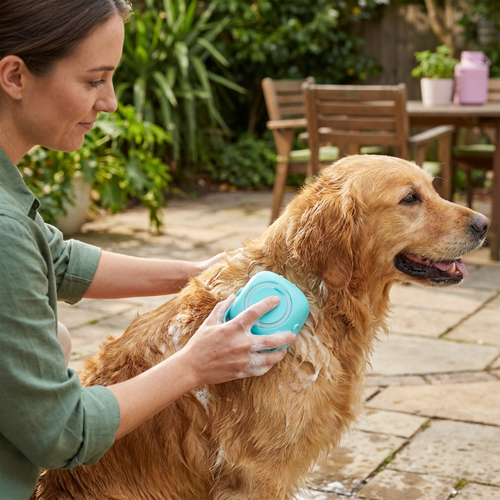 Praktische Hundebürste für Fellpflege; integrierter Shampoo-Spender für effizientes Hundewaschen.