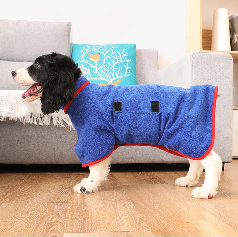 Weicher, saugfähiger Hundebademantel Finn für schnelles Trocknen und Komfort nach dem Baden.