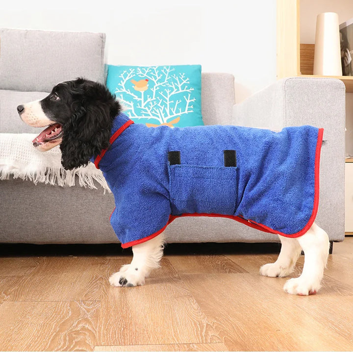 Weicher, saugfähiger Hundebademantel Finn für schnelles Trocknen und Komfort nach dem Baden.