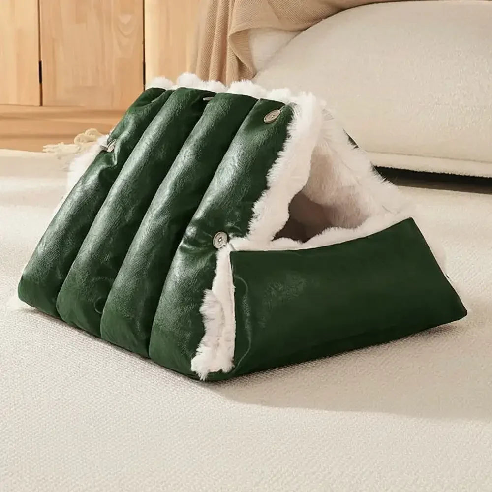 Hundebett Zuhause: Gemütliches Hundebett als stilvoller Ruheplatz für den Hund im Wohnzimmer aus Kunstleder.