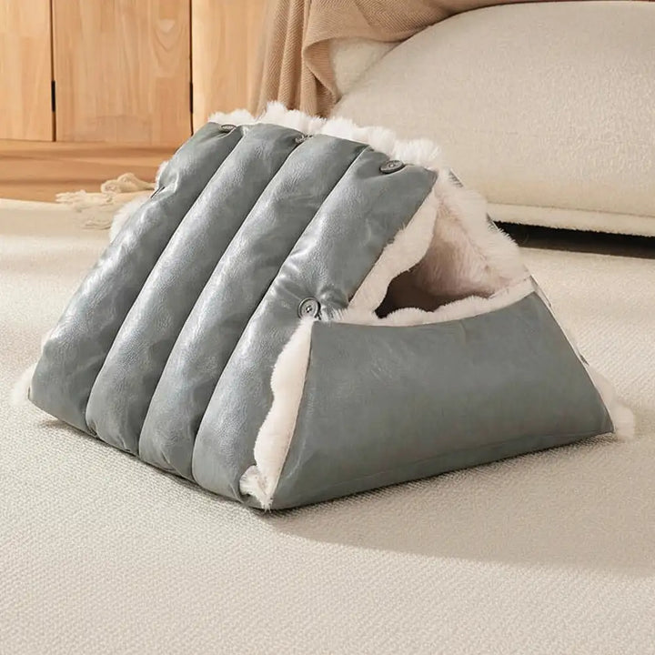 Leeres Hundebett Autositz: Das leere, einladende Hundebett & Autositz, bereit für Ihr Haustier, Kunstleder & Plüsch.