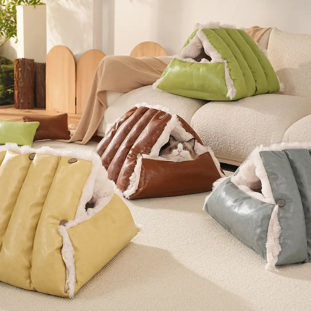 Gemütliches Hundebett: Stilvolles Hundebett aus Kunstleder und Plüsch, perfekt als Ruheplatz für Haustiere zuhause.
