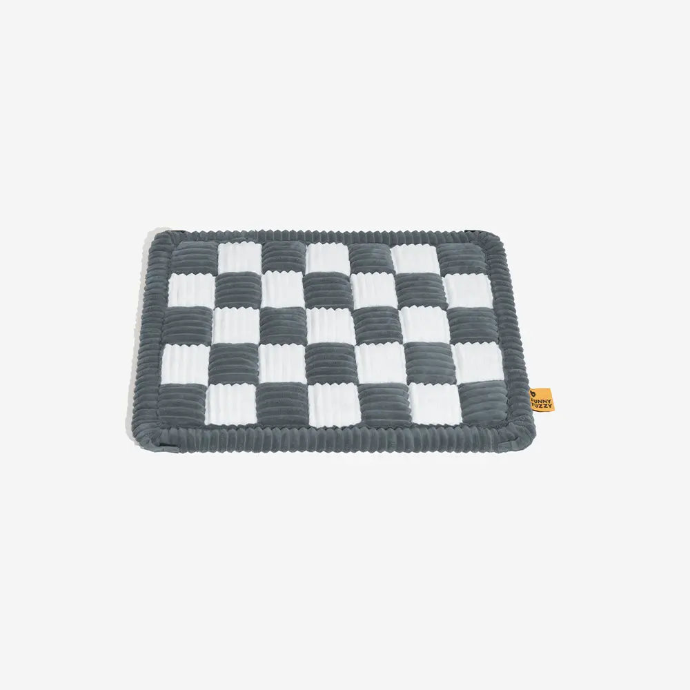 Komfortable Auto-Sitzauflage für Hunde, kariertes Muster, robuste & rutschfeste Unterseite.