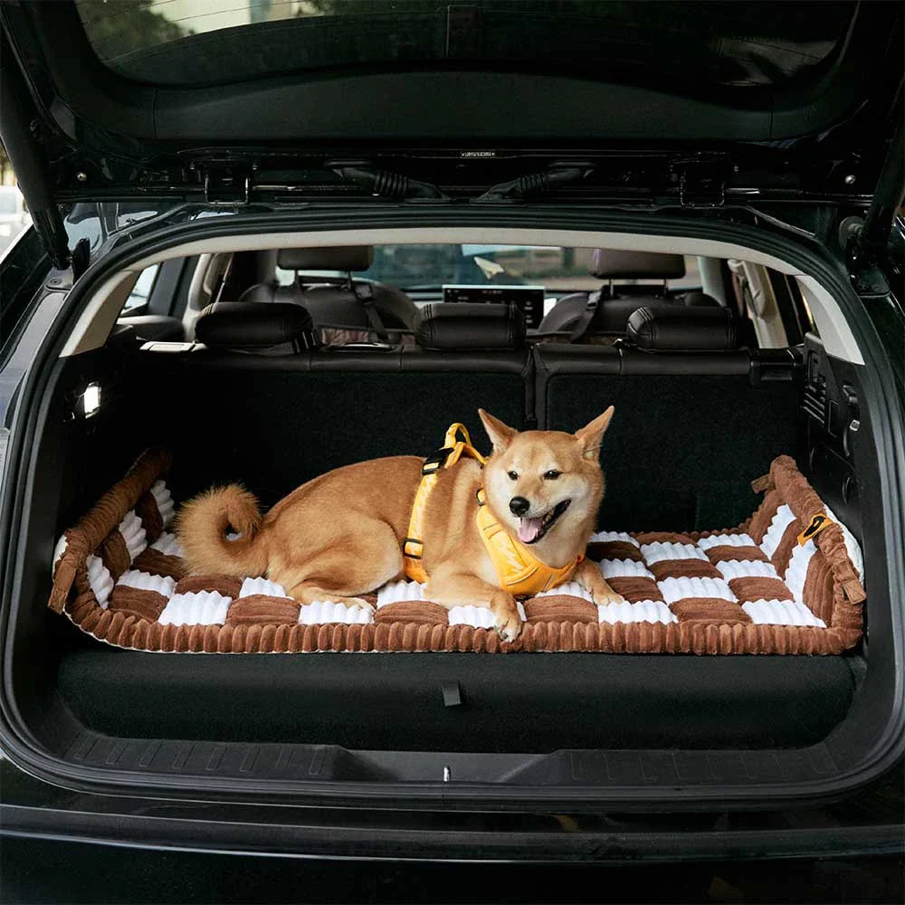 Karo-Hundebettmatte aus Chenille, waschbar, für komfortable & sichere Autofahrten des Hundes.