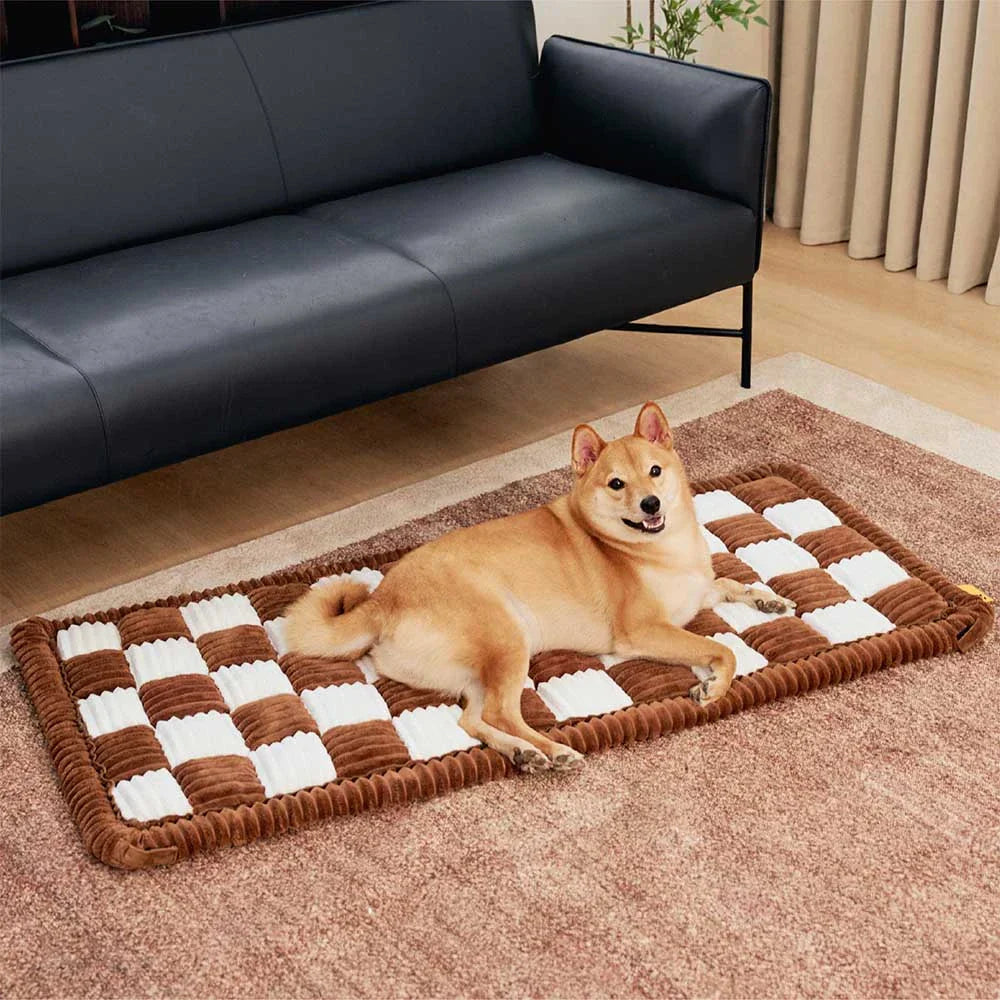Gemütliche Kuschelmatte für Hunde im Auto, rutschfestes Design für mehr Sicherheit.