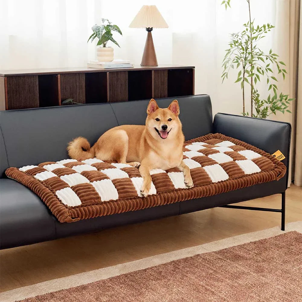 Stylische Karo-Hundebettmatte für das Auto, Sitzverlängerung und Komfort in einem Produkt.