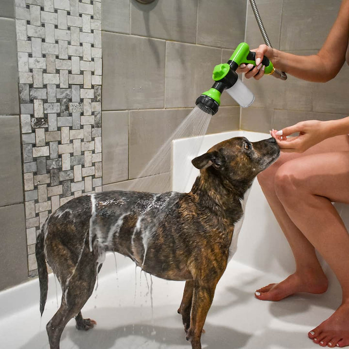 Ergonomische Hundeduschbrause für stressfreies, schnelles Waschen & Pflegen des Hundefells.