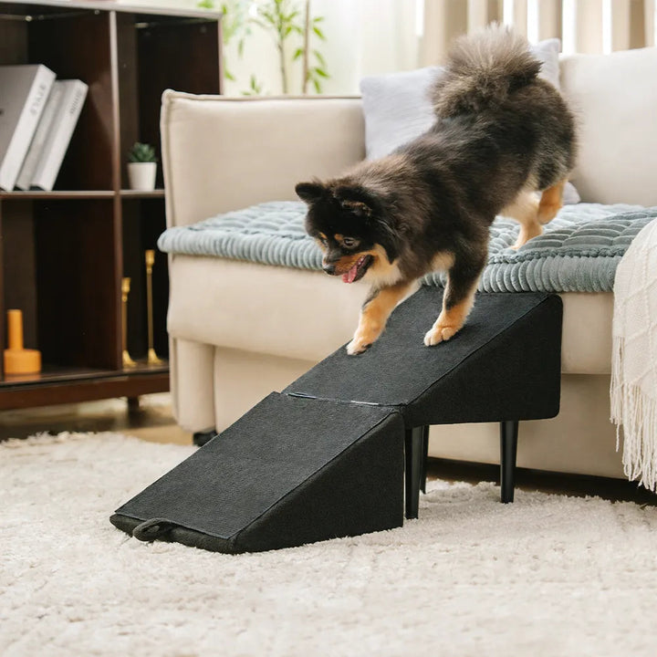 Sichere 2-in-1 Haustierrampe & Hundetreppe aus Holz, bietet Komfort & Halt für alte & kleine Haustiere.